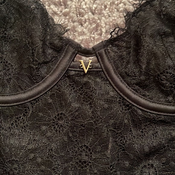 Victoria Secret - Picture 2 of 3